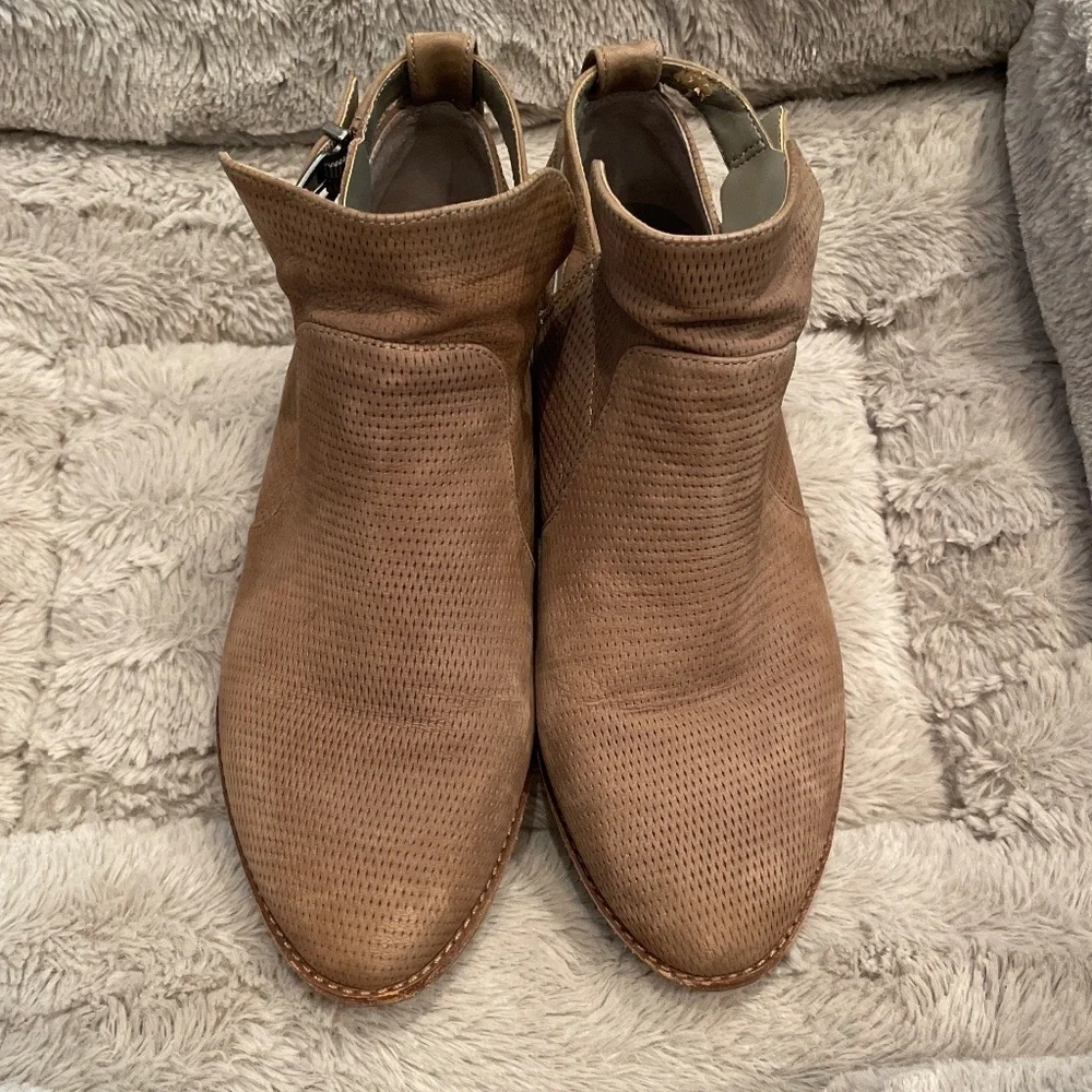 Gianna Bini Tan booties